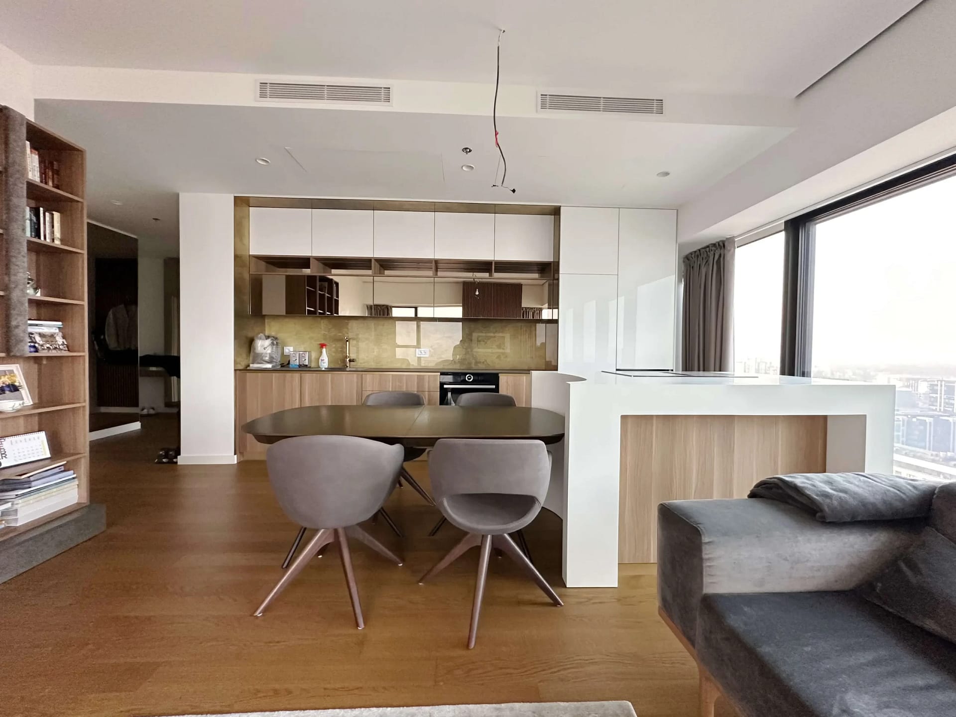 West 65 kula detalj West 65 Kula pogled na trpezariju i kuhinju iz dnevne sobe