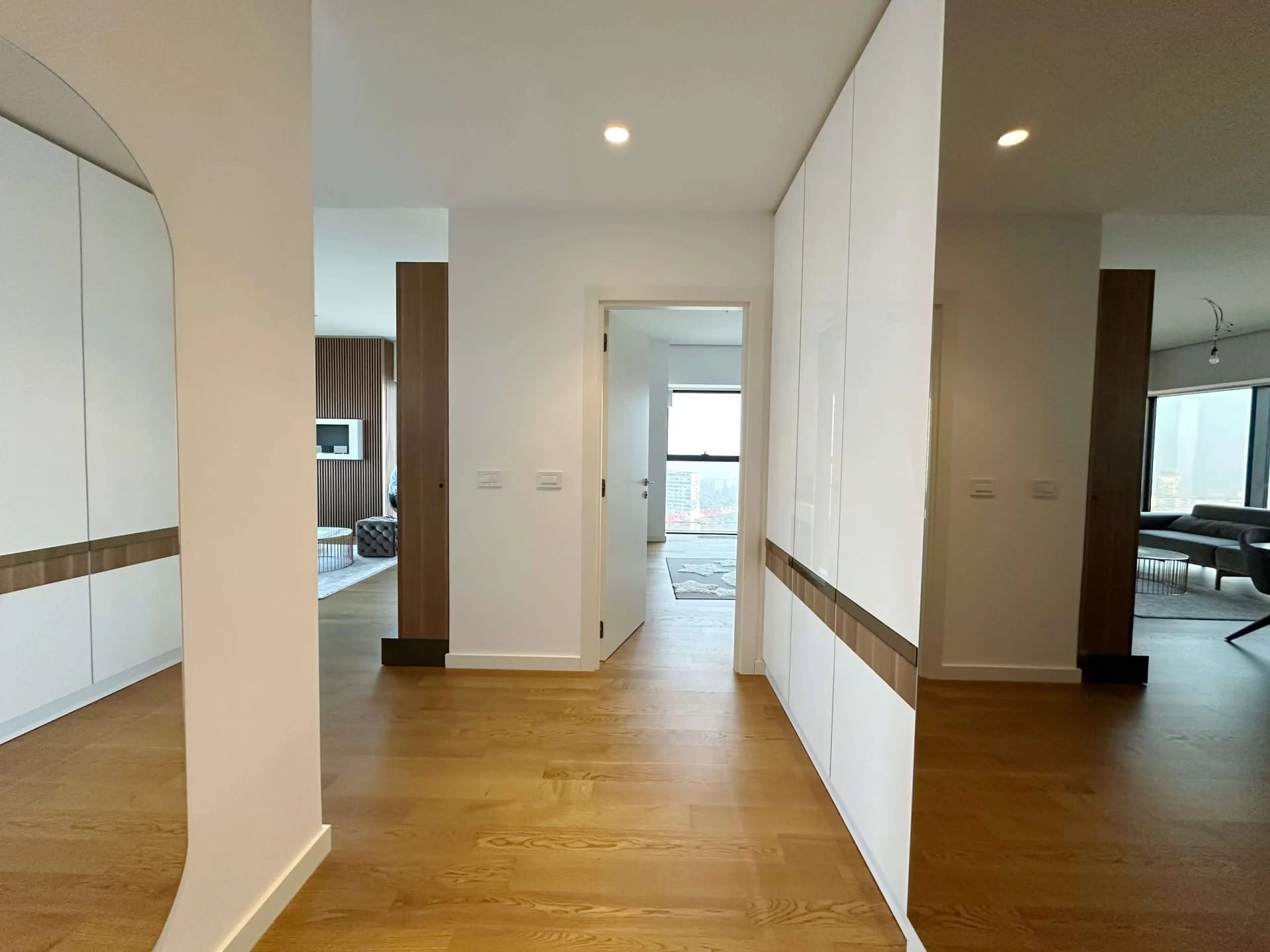 West 65 kula hodnik West 65 Kula Pogled na raspored prostorija iz hodnika