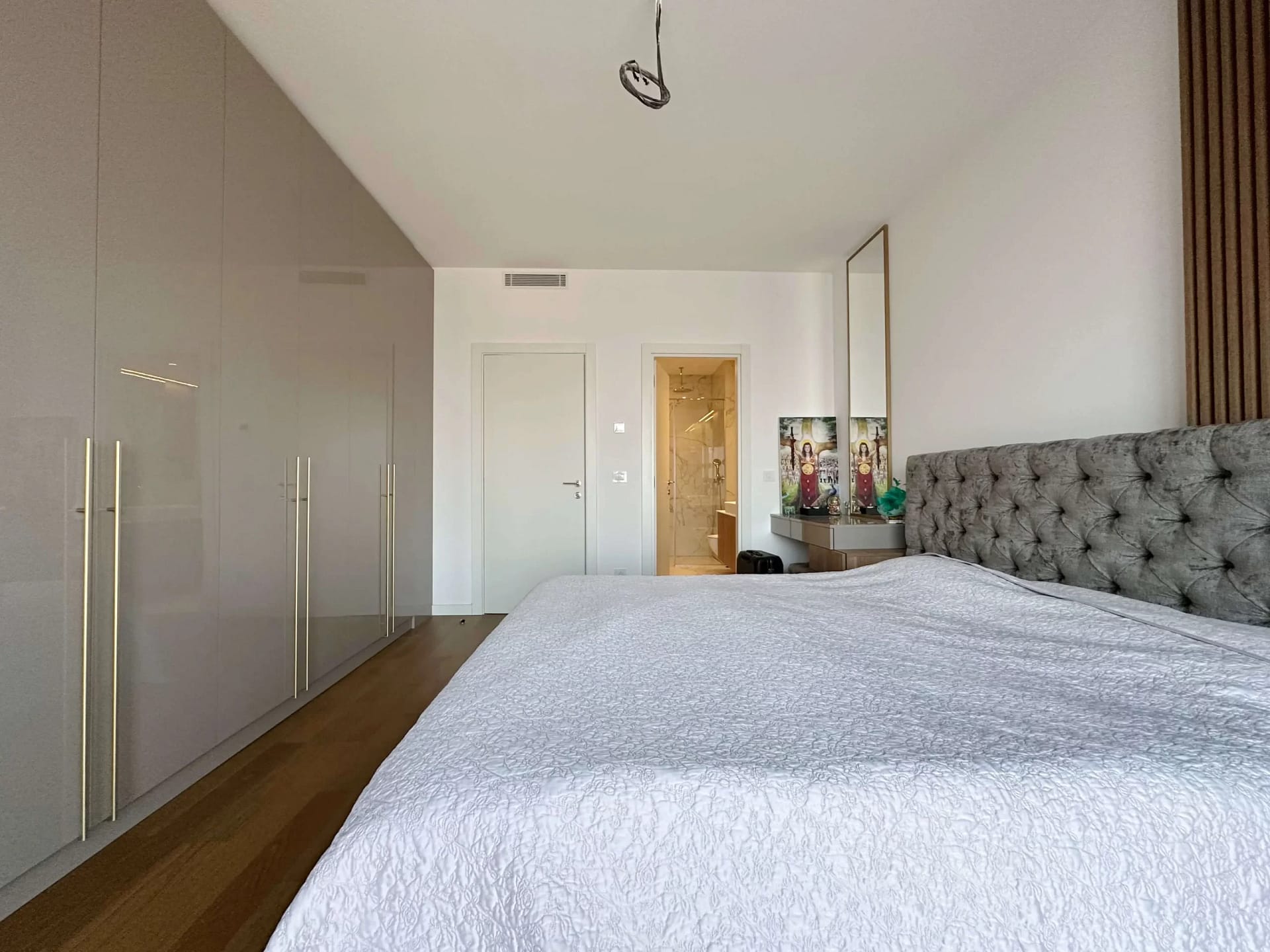 West 65 kula spavaća soba detalj West 65 Kula Spavaća soba sa krevetom i garderoberom