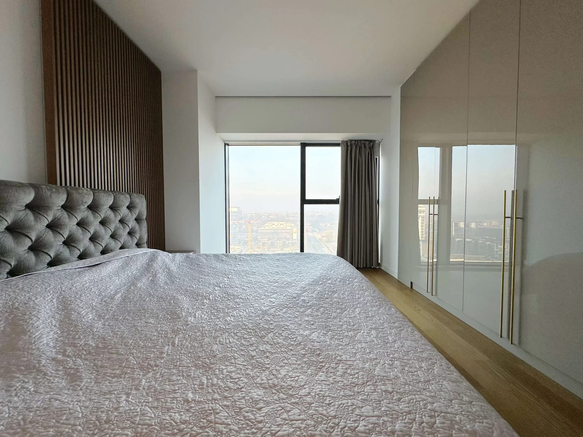 West 65 kula spavaća soba West 65 Kula Spavaća soba - pogled ka prozoru