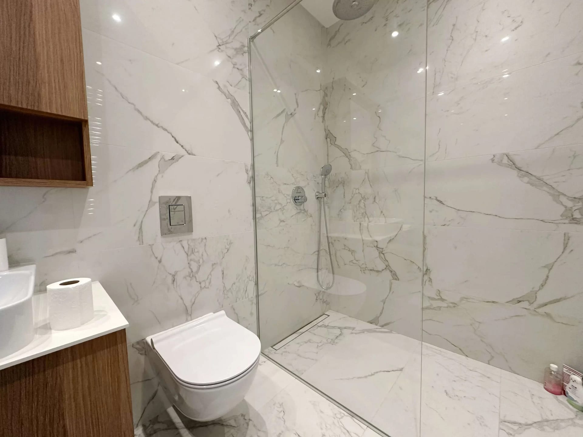 West 65 kula toalet i tuš kabina West 65 Kula Detalji toaleta i tuš kabine u kupatilu