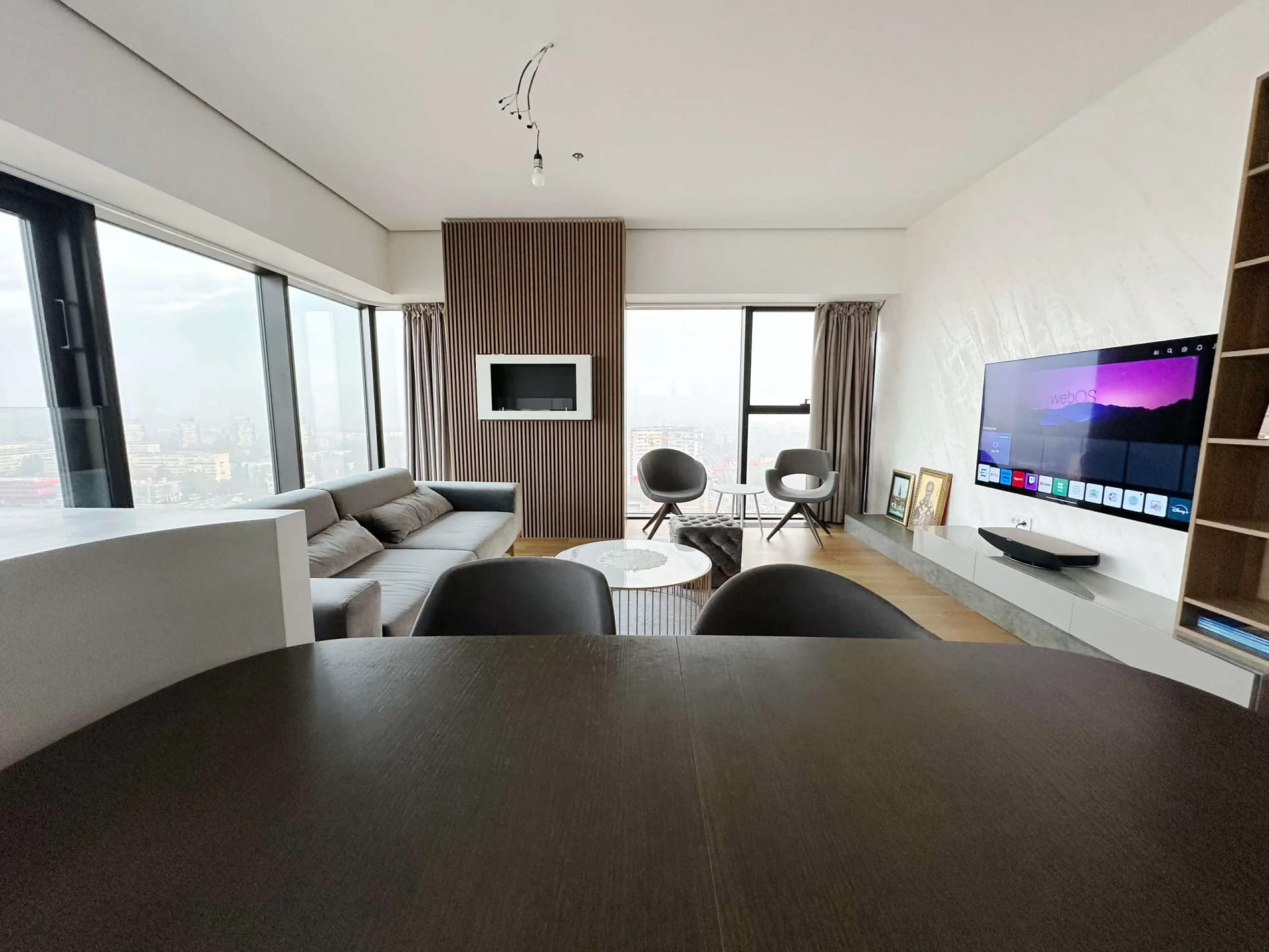 West 65 kula trpezarija West 65 Kula Trpezarijski sto sa pogledom na dnevnu sobu