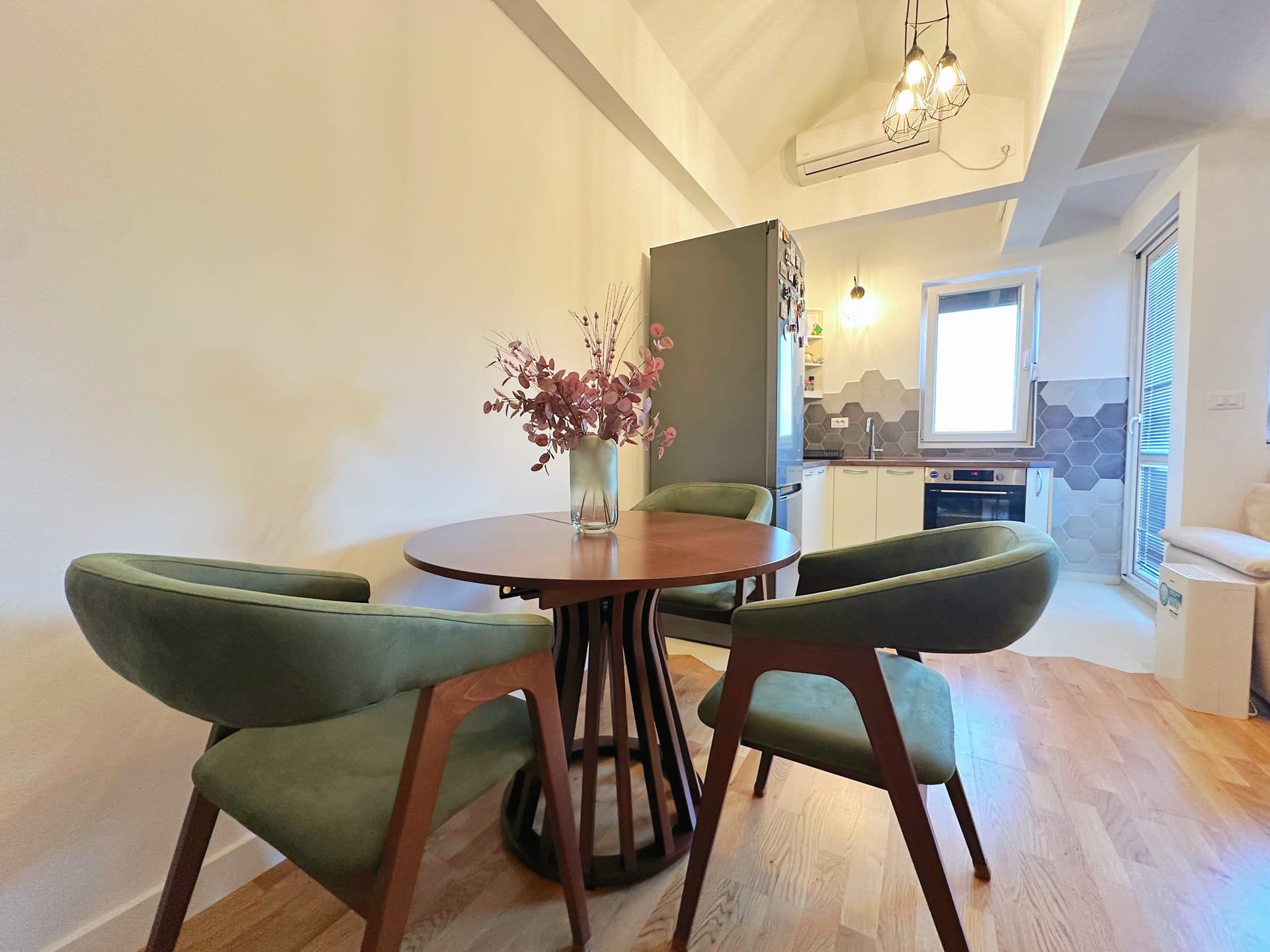 Prodaja-stanova-Batajnica-Trpezarija-1-scaled