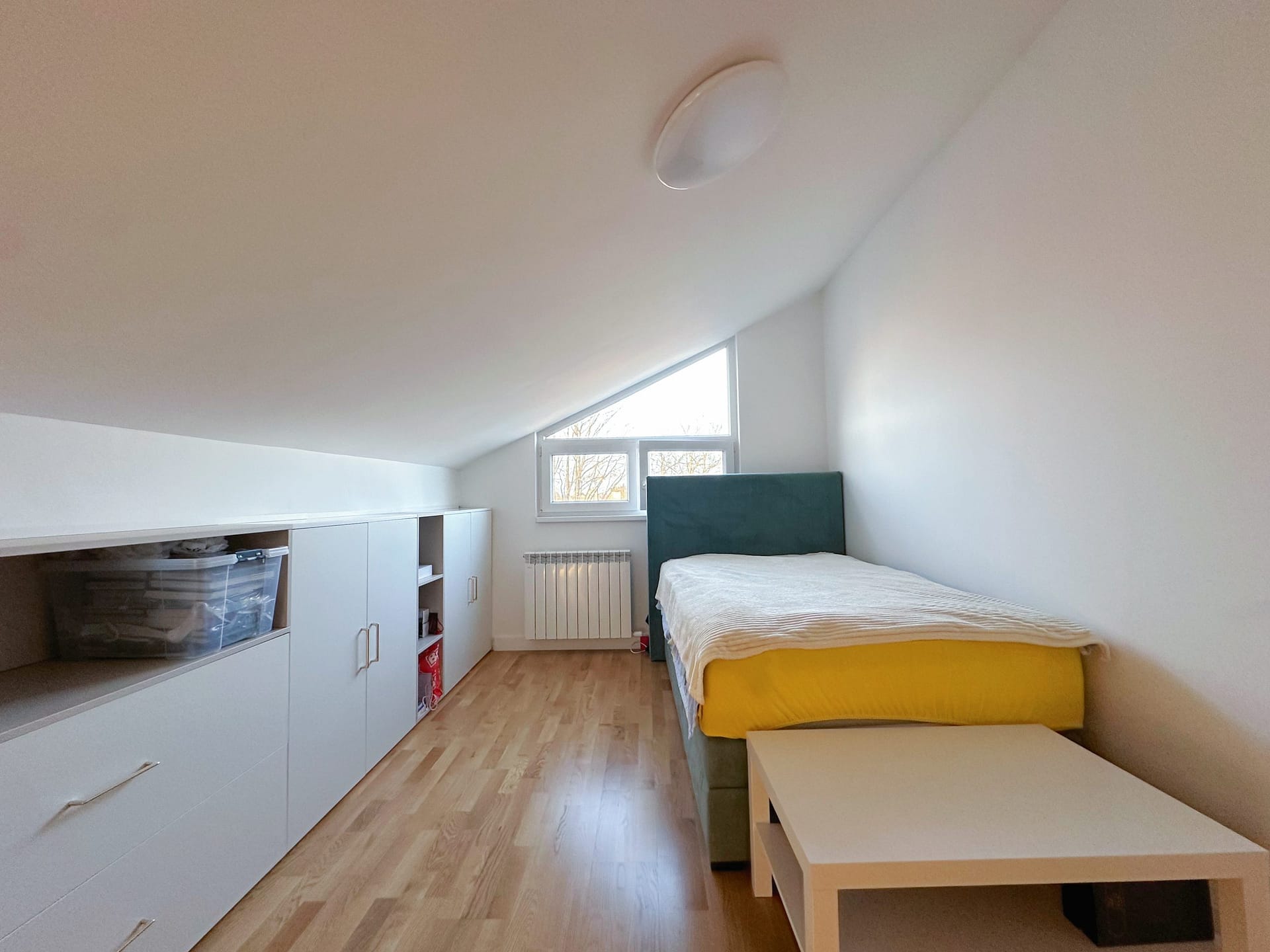 Prodaja-stanova-Batajnica-decija-soba-drugi-ugao-scaled