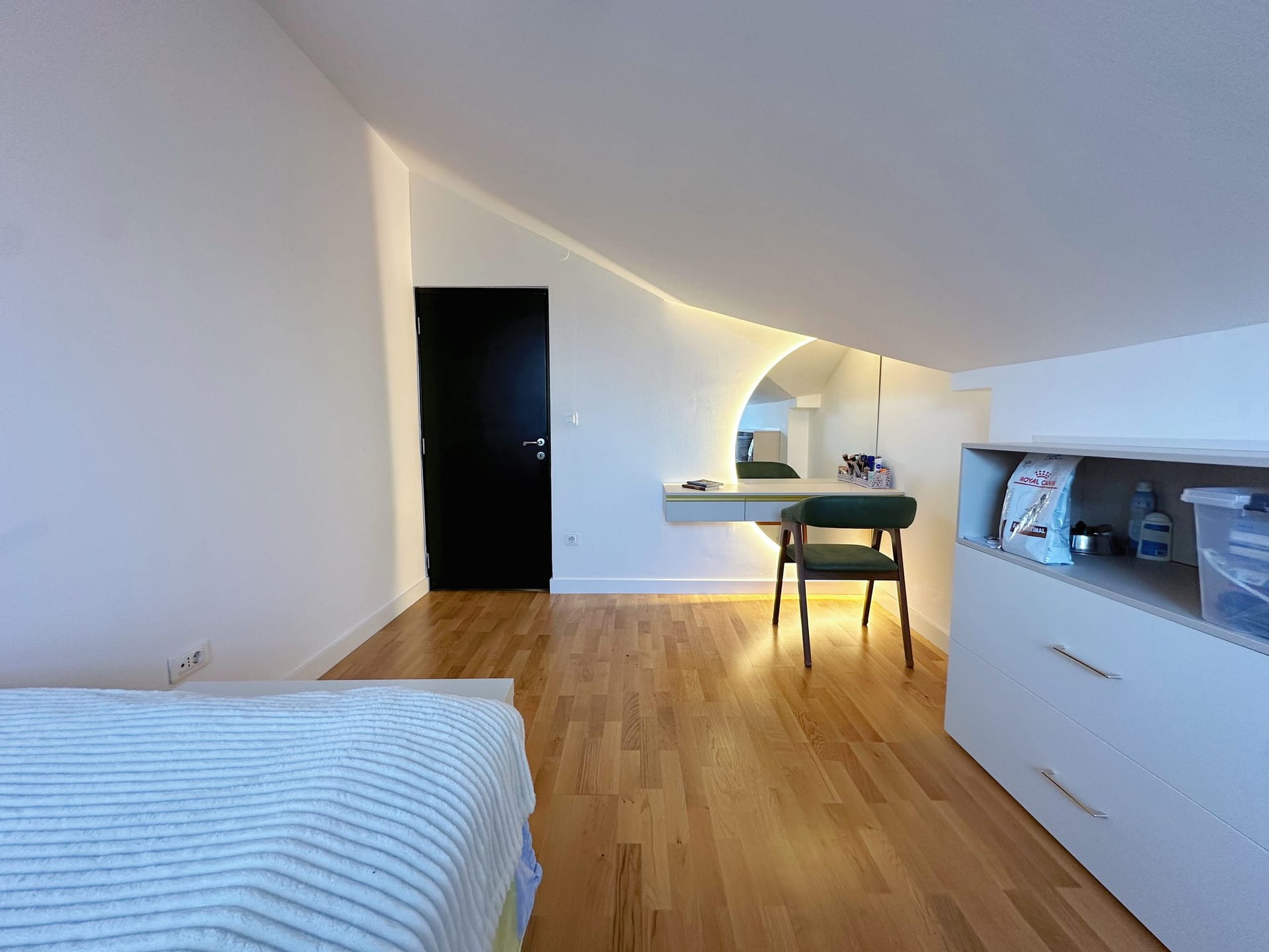 Prodaja-stanova-Batajnica-decija-soba-scaled