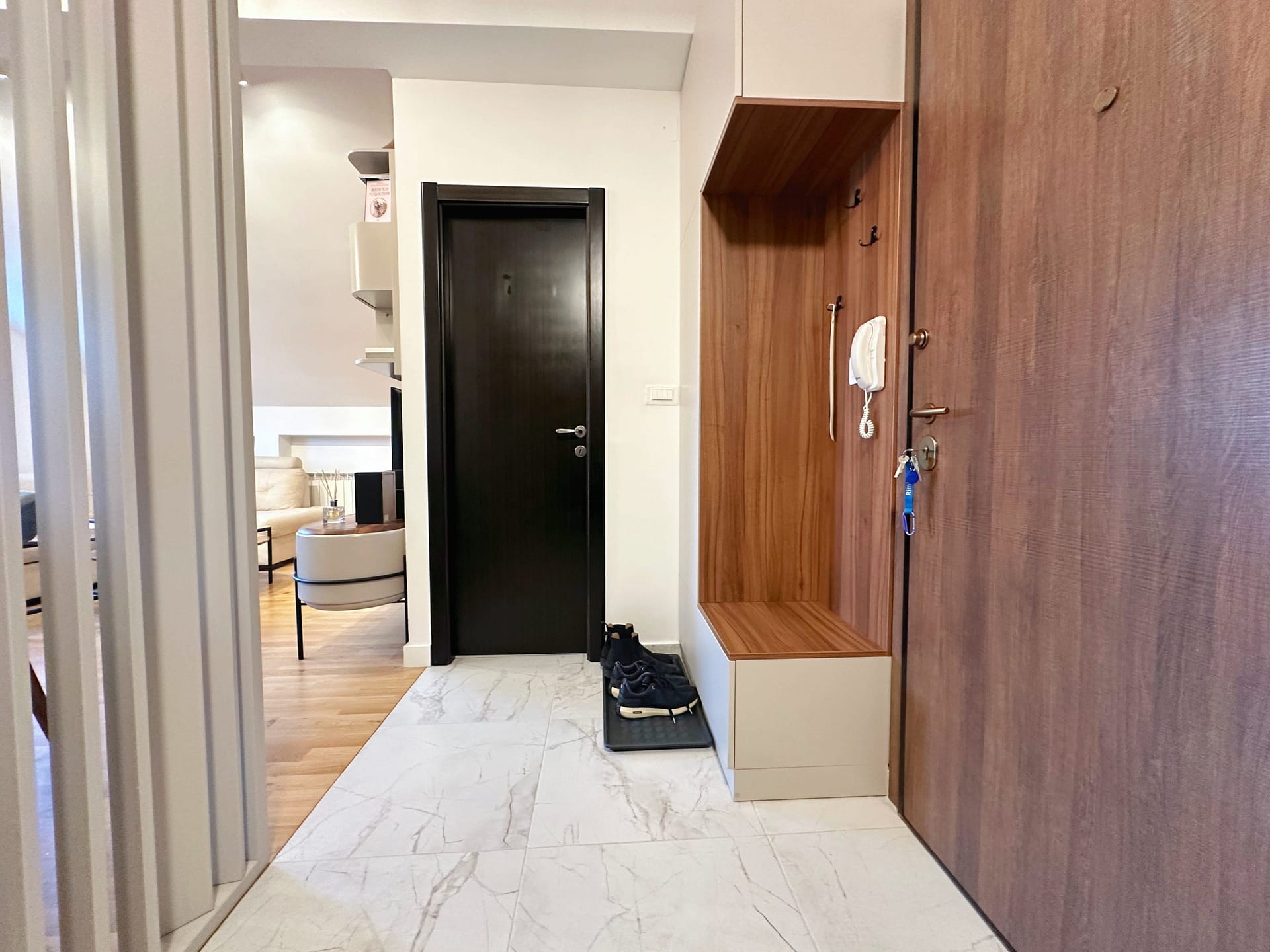 Prodaja-stanova-Batajnica-hodnik-scaled