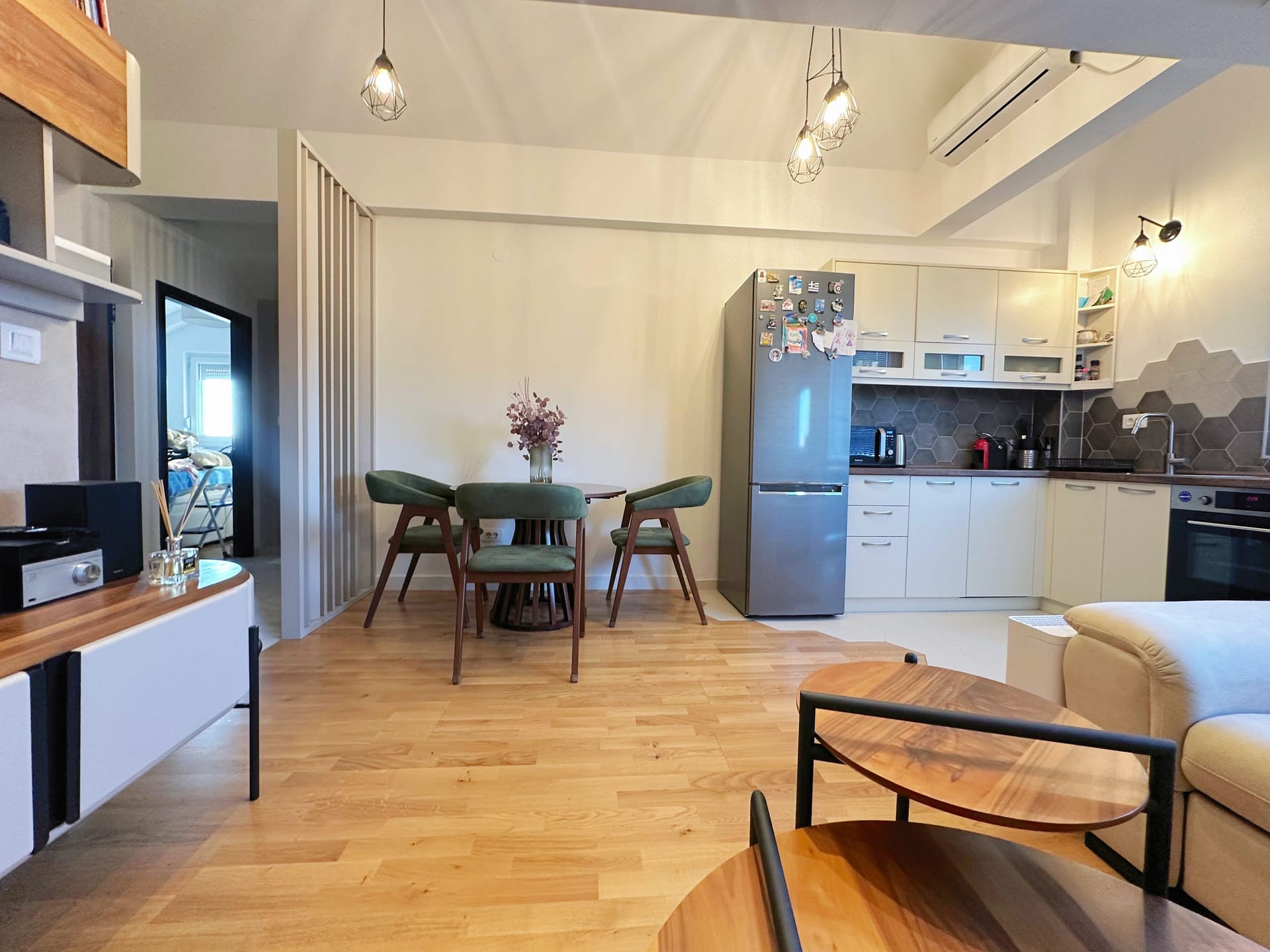 Prodaja-stanova-Batajnica-pogled-na-trpezariju-scaled