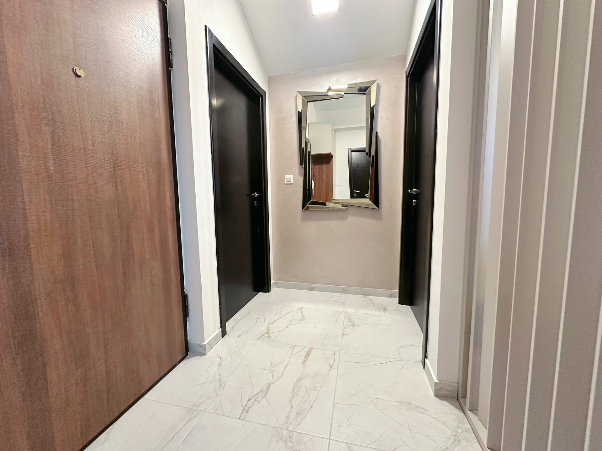 Prodaja-stanova-Batajnica-ulazni-hodnik-scaled