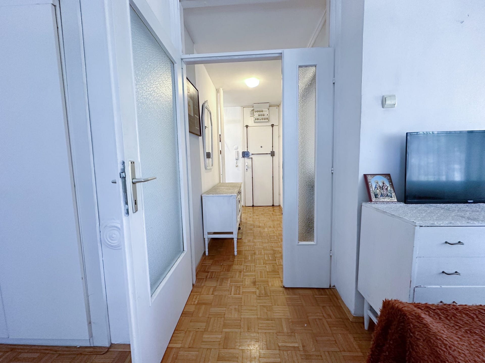 Prodaja-stanova-Blok-24-Super-vero-hodnik-iz-dnevnog-boravka-scaled