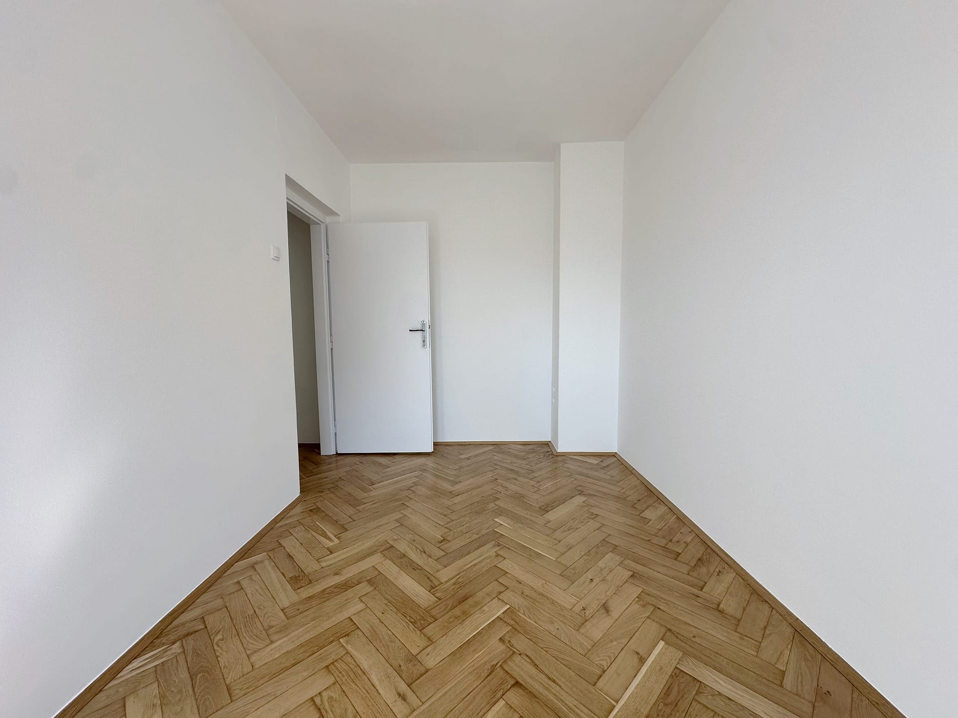 Prodaja-stanova-Brace-Jerkovic-Piva-Karamatijevica-spavaca-soba-iz-drugog-ugla-scaled