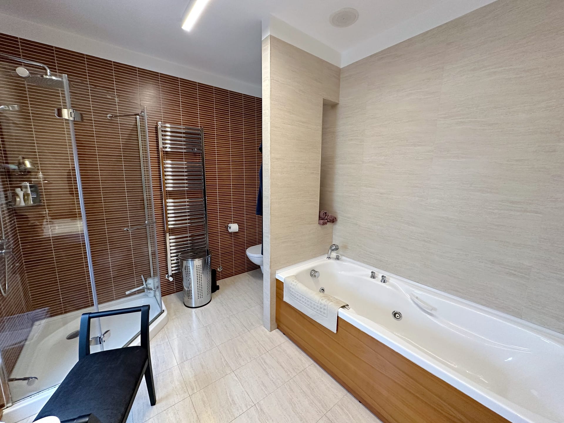 Prodaja-stanova-Dedinje-kupatilo-u-master-sobi-2-scaled