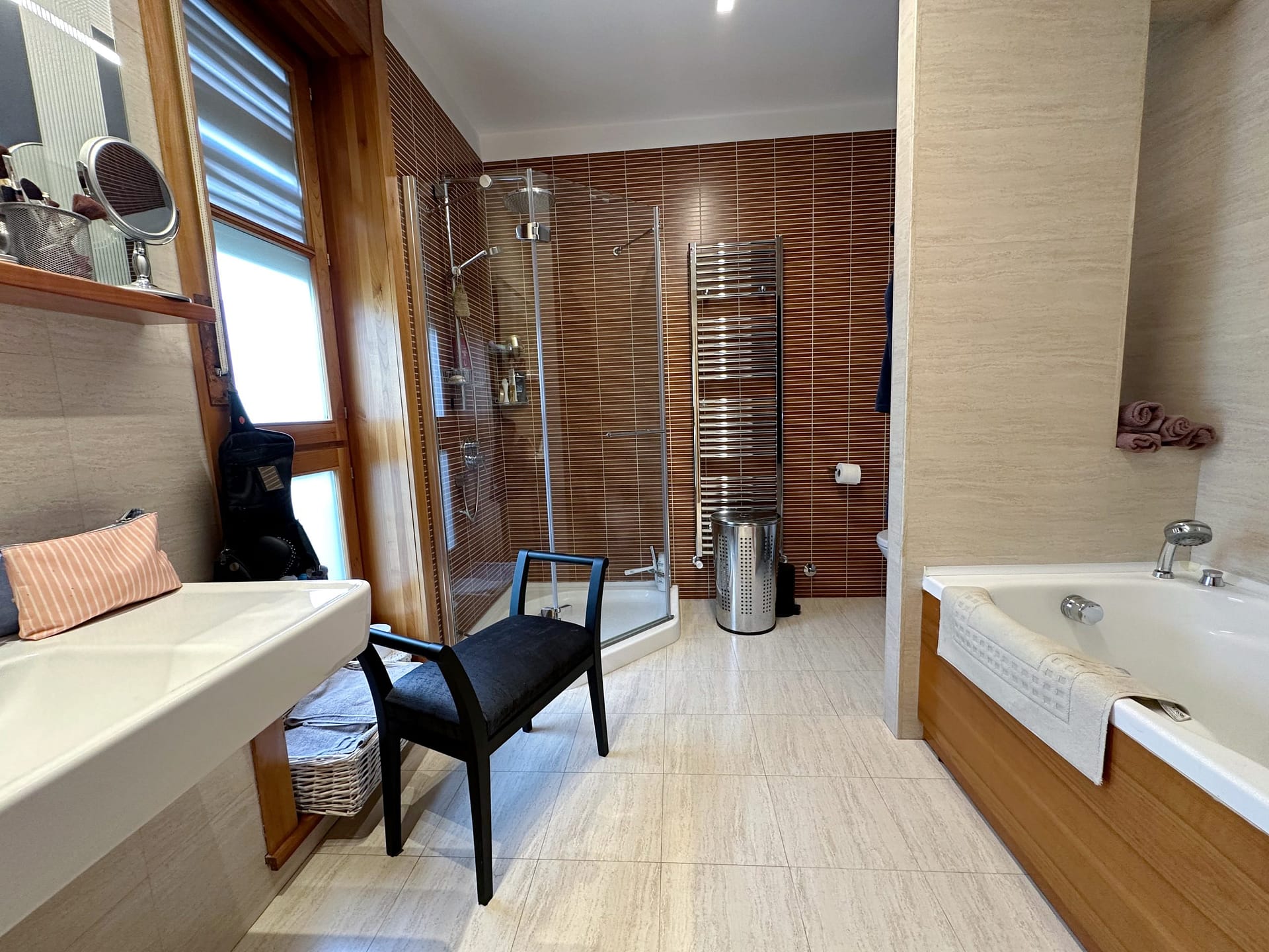 Prodaja-stanova-Dedinje-kupatilo-u-master-sobi-scaled