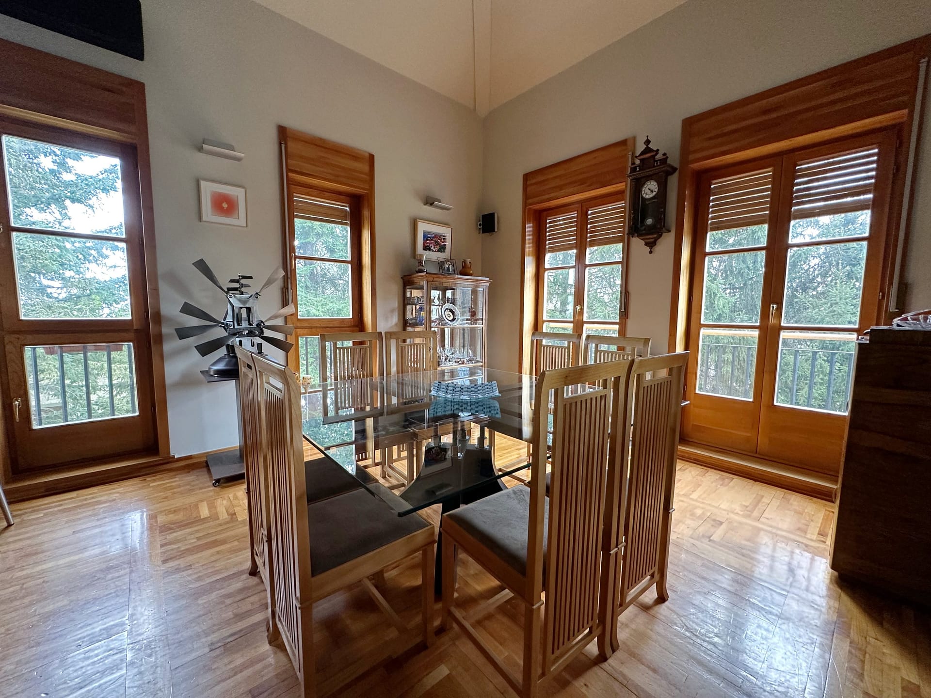 Prodaja-stanova-Dedinje-trpezarija-scaled