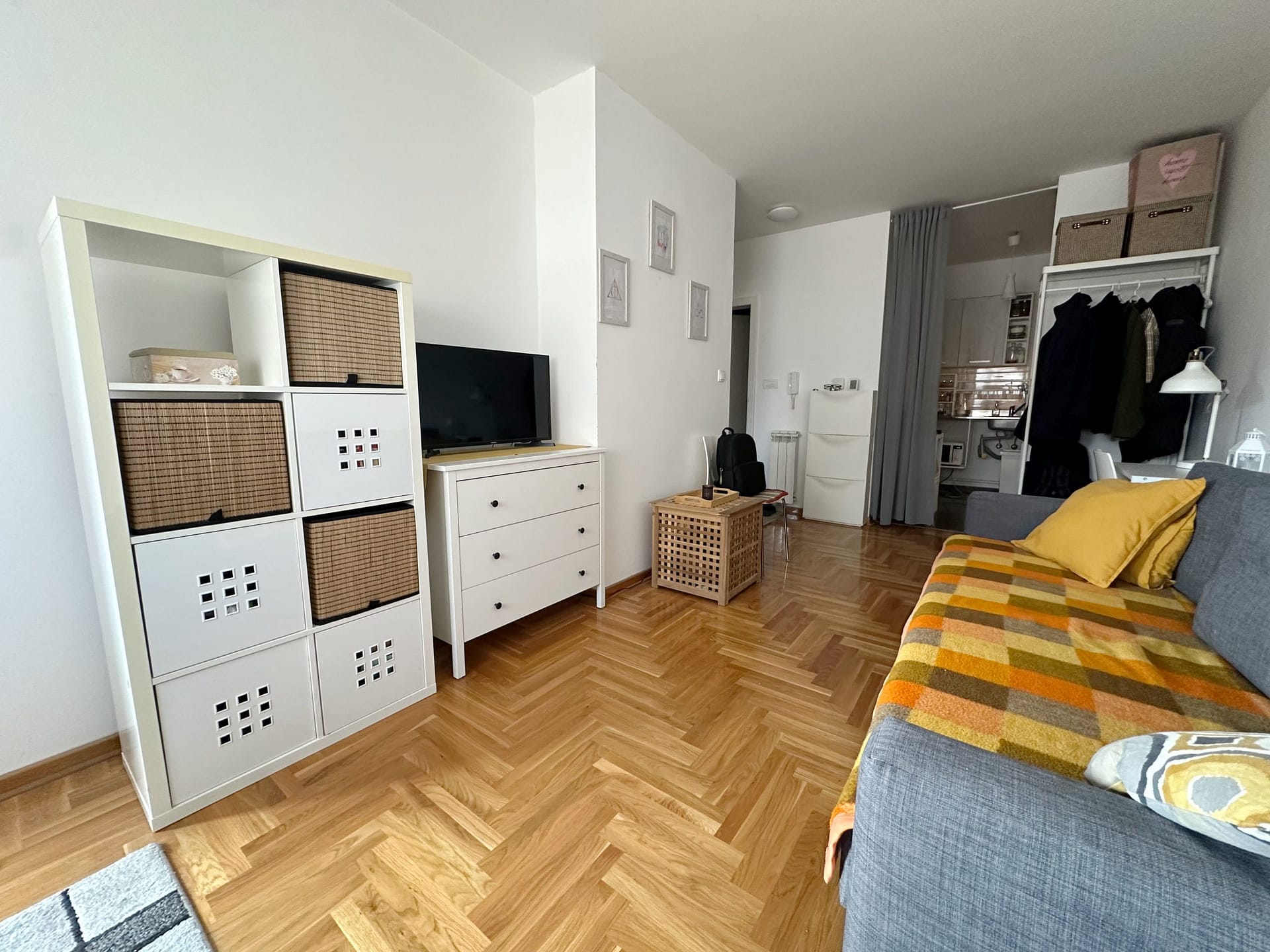 Prodaja-stanova-Mirijevo-Marije-Crnobori-dnevni-boravak-scaled