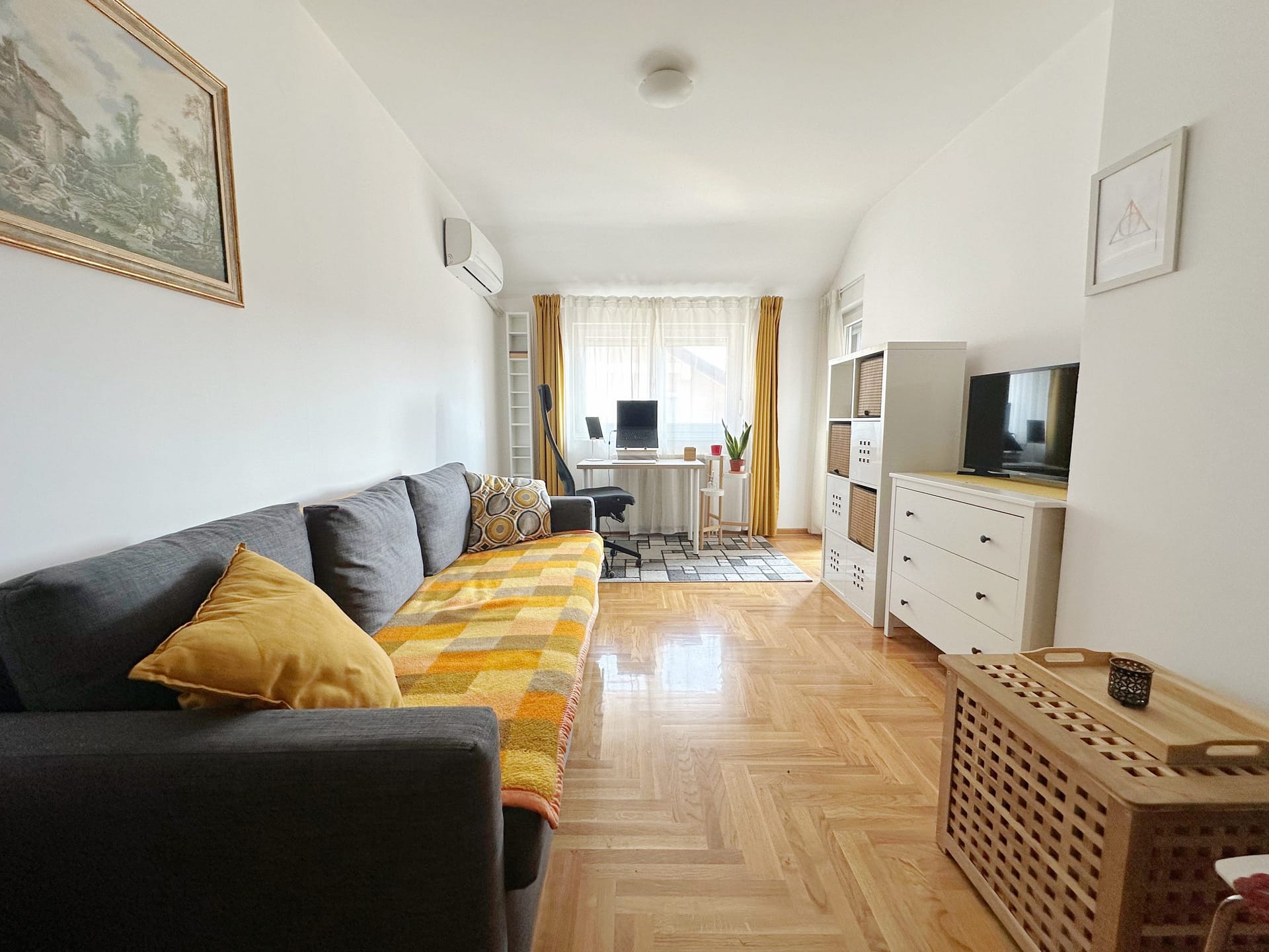 Prodaja-stanova-Mirijevo-Marije-Crnobori-pogled-na-dnevni-boravak-iz-kuhinje-scaled