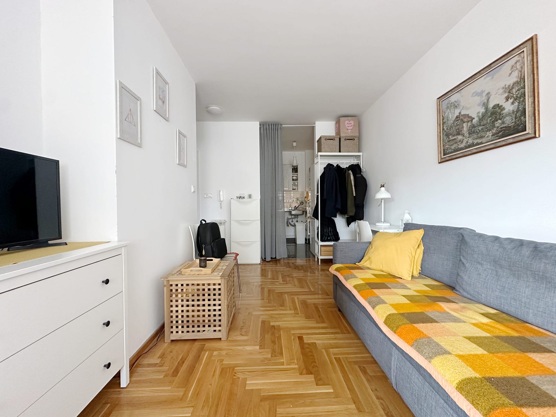 Prodaja-stanova-Mirijevo-Marije-Crnobori-pogled-na-dnevni-boravak-iz-pravca-terase-scaled