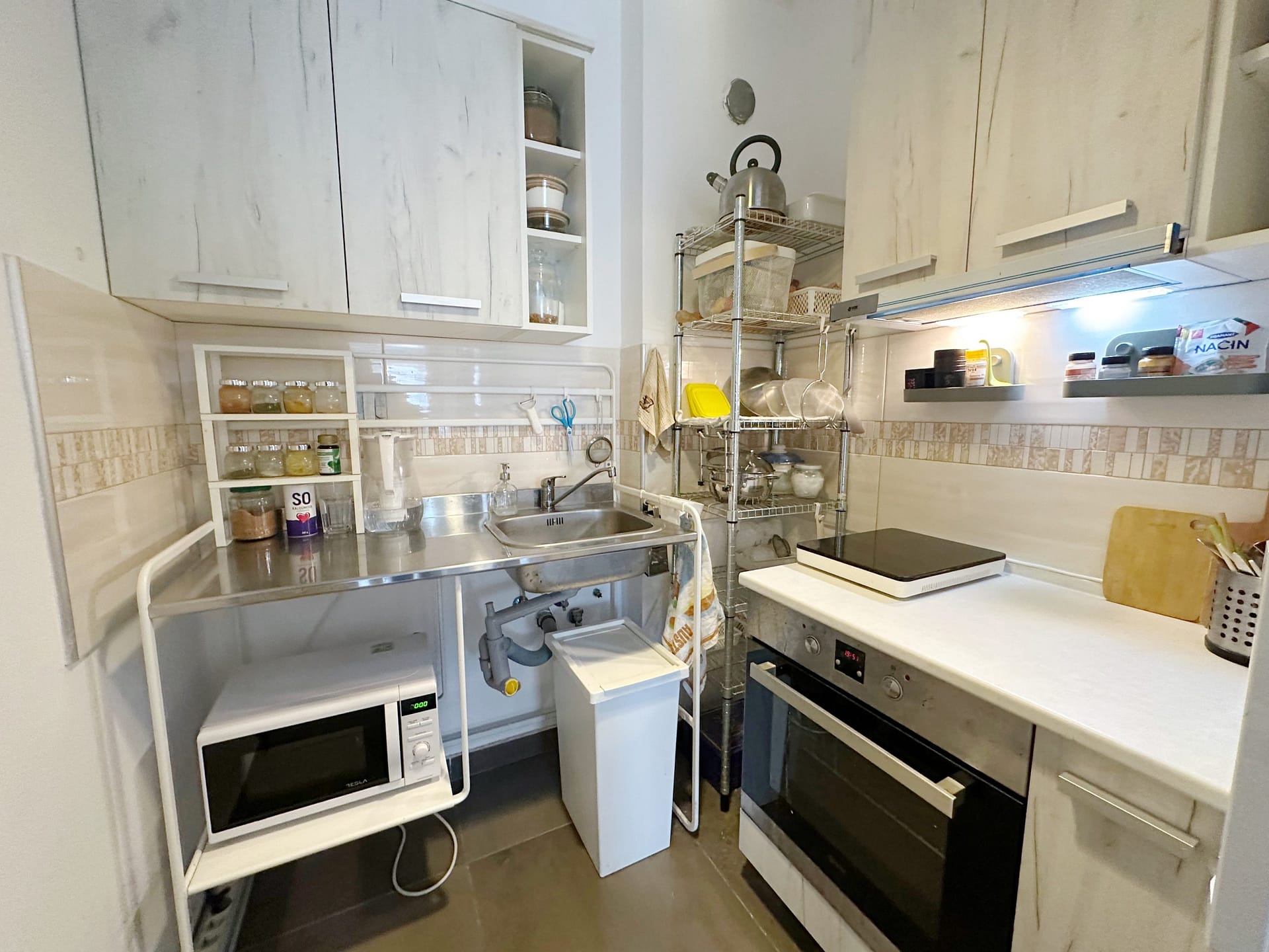 Prodaja-stanova-Mirijevo-Marije-Crnobori-pogled-na-kuhinju-scaled