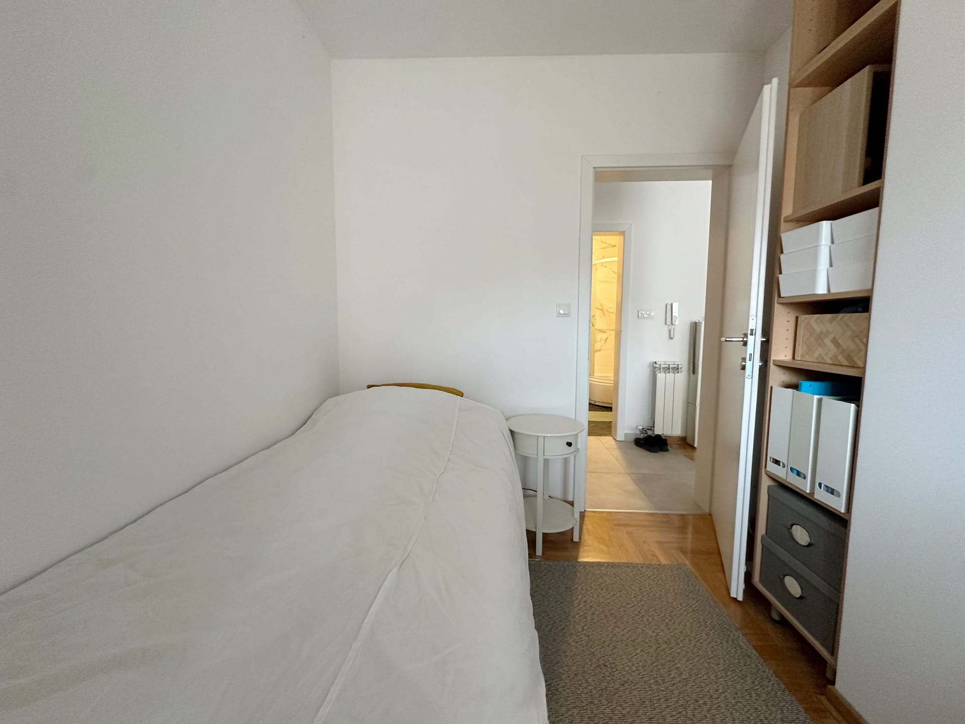 Prodaja-stanova-Mirijevo-Marije-Crnobori-spavaca-soba-drugi-ugao-scaled