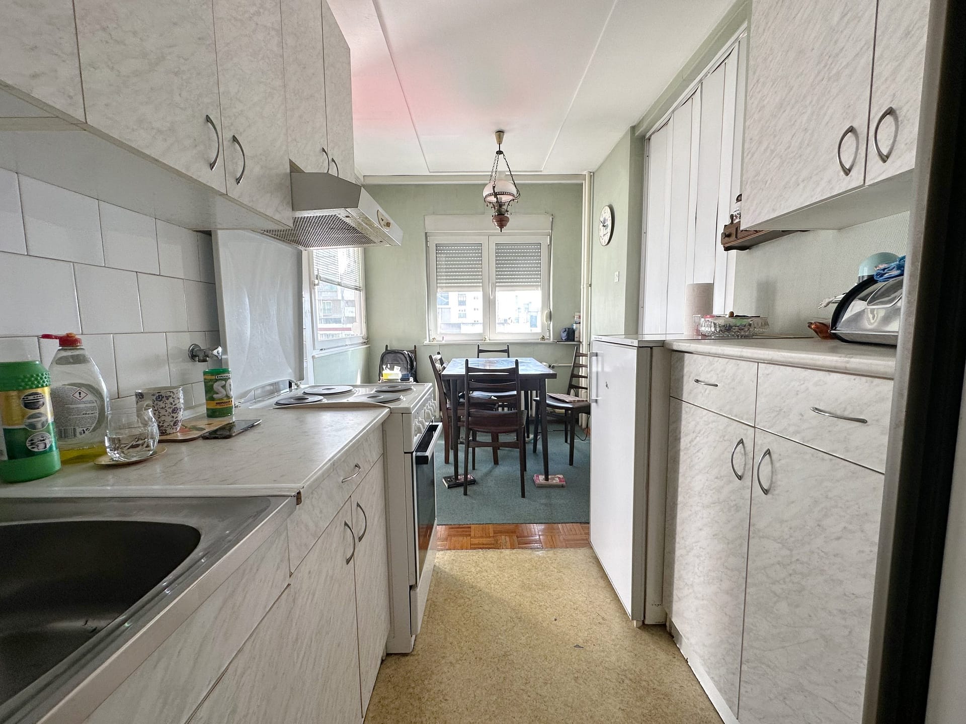 Prodaja-stanova-Novi-Beograd-Blok-61-pogled-na-kuhinju-scaled