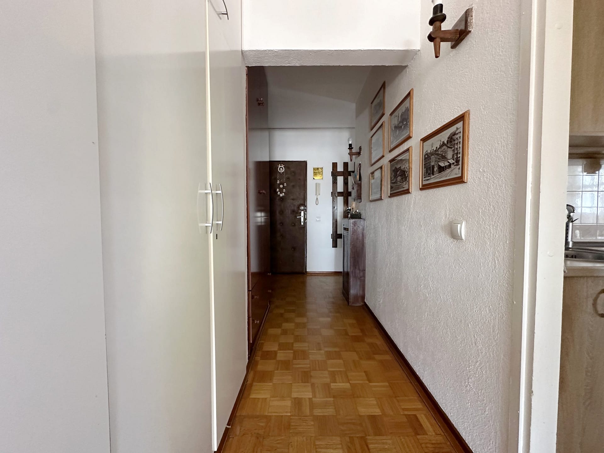 Prodaja-stanova-Novi-Beograd-Blok-64-Gandijeva-hodnik-ka-ulaznim-vratima-scaled Blok 64-Gandijeva 69m2