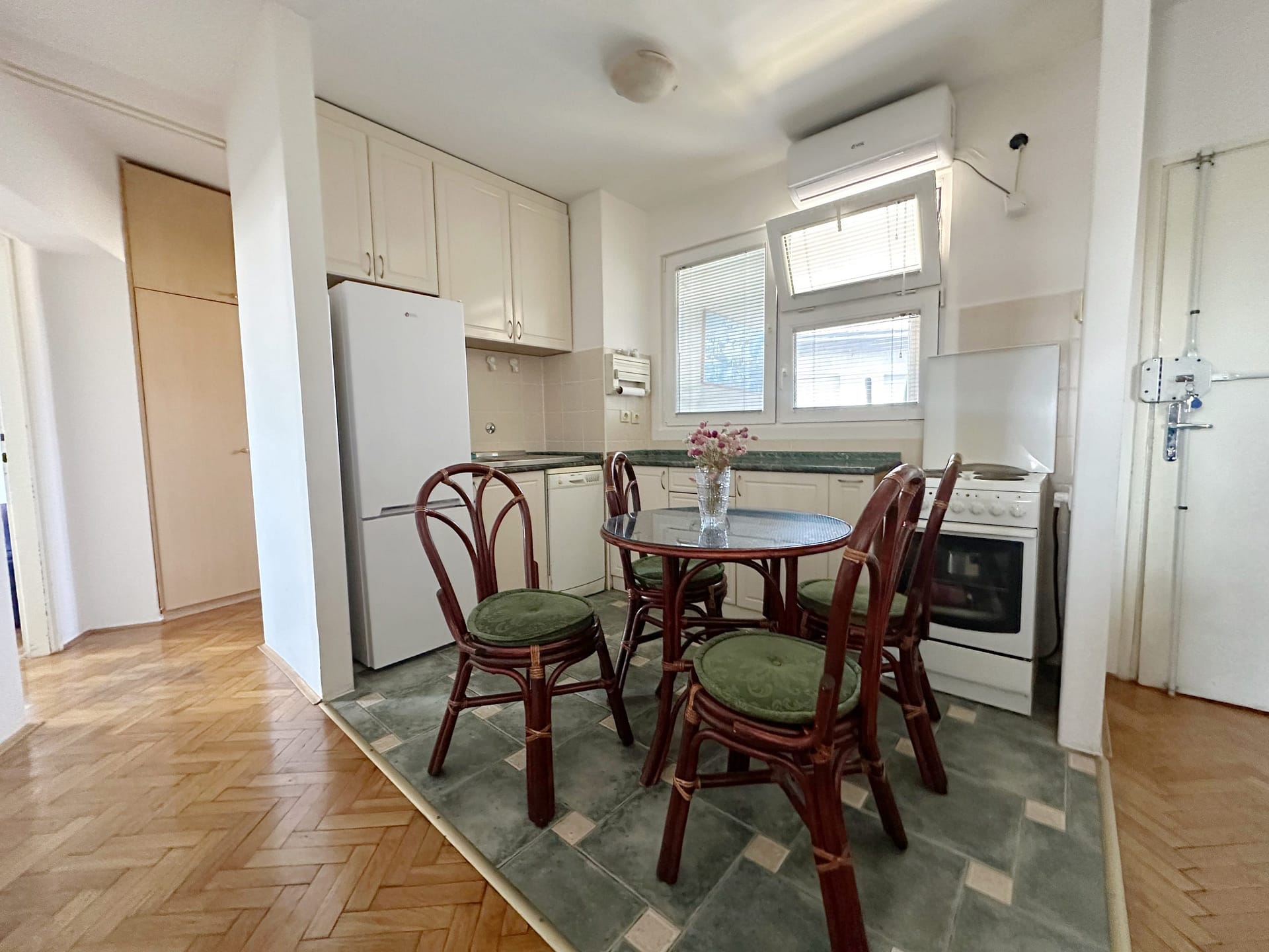 Prodaja-stanova-Vracar-Kalenic-kuhinja-sa-trpezarijom-scaled