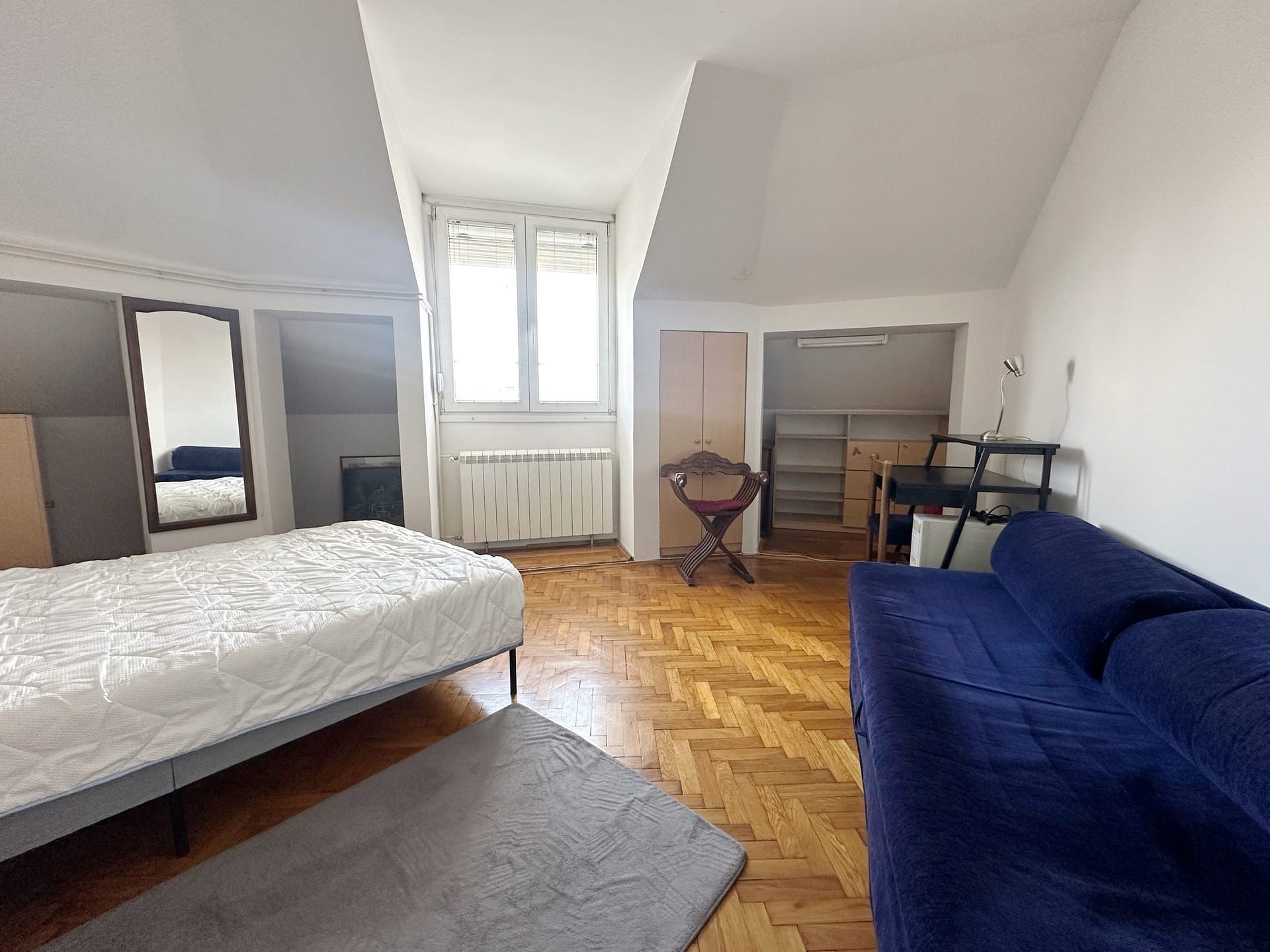 Prodaja-stanova-Vracar-Kalenic-spavaca-soba-iz-hodnika-scaled