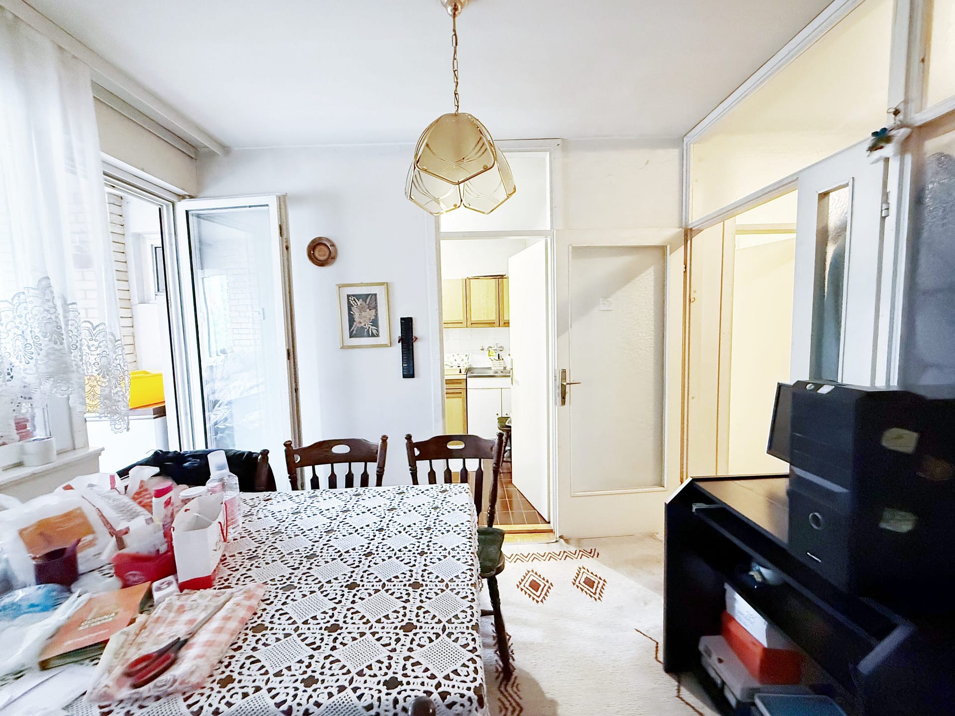 Prodaja-stanova-Zarkovo-trpezarija-iz-dnevnog-boravka-scaled