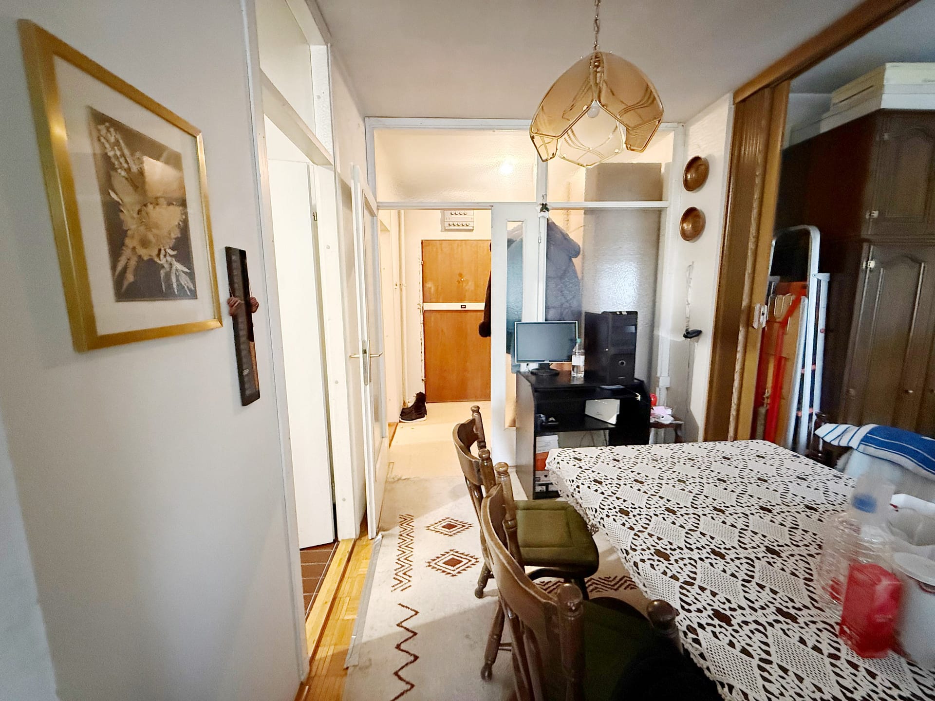 Prodaja-stanova-Zarkovo-trpezarija-pogled-na-vrata-scaled