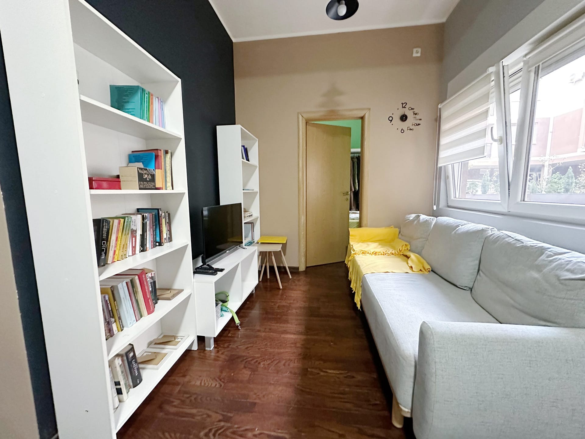 Prodaja-stanova-Zemun-Rada-Koncara-dnevni-boravak-scaled