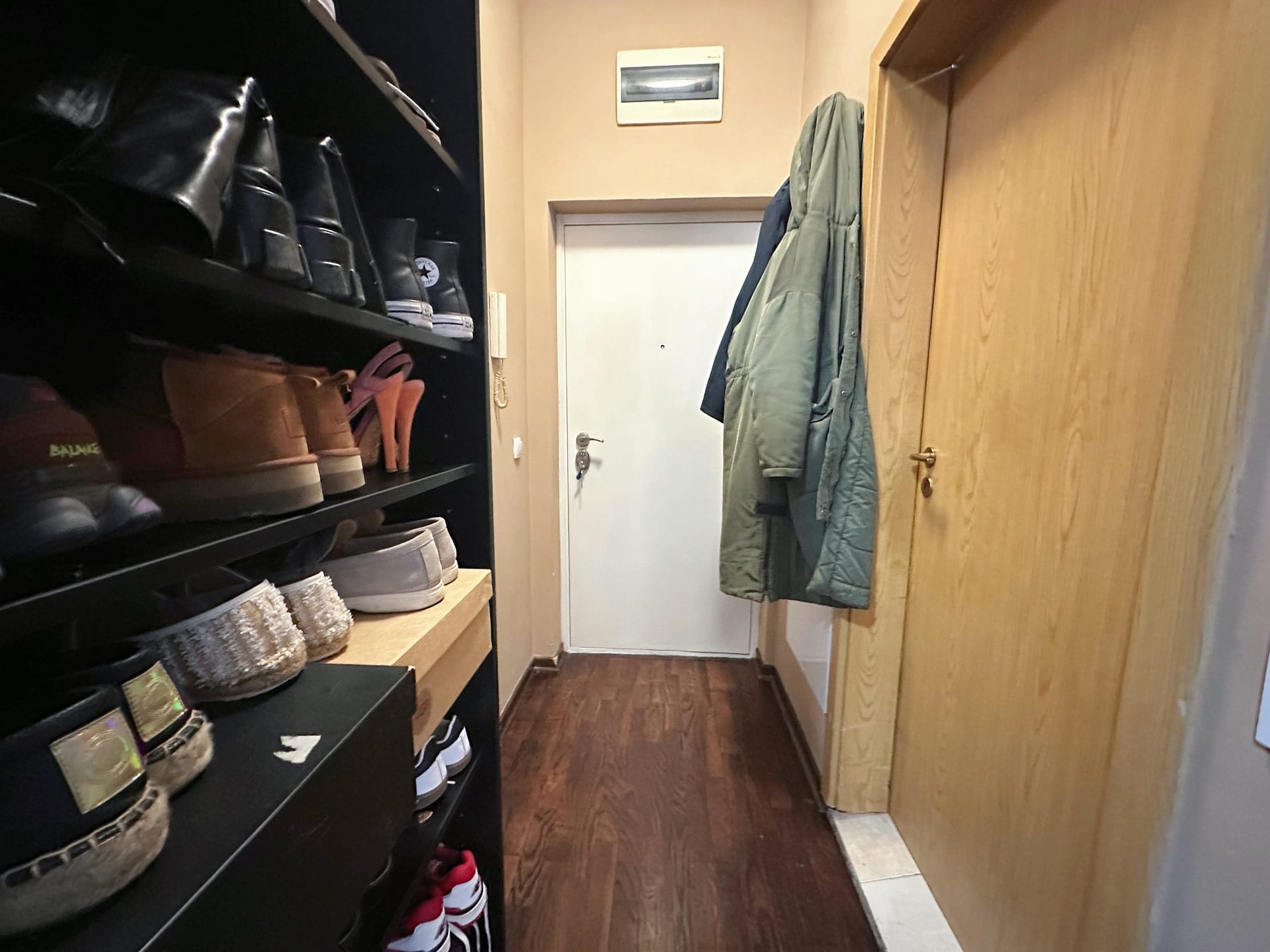 Prodaja-stanova-Zemun-Rada-Koncara-hodnik-scaled