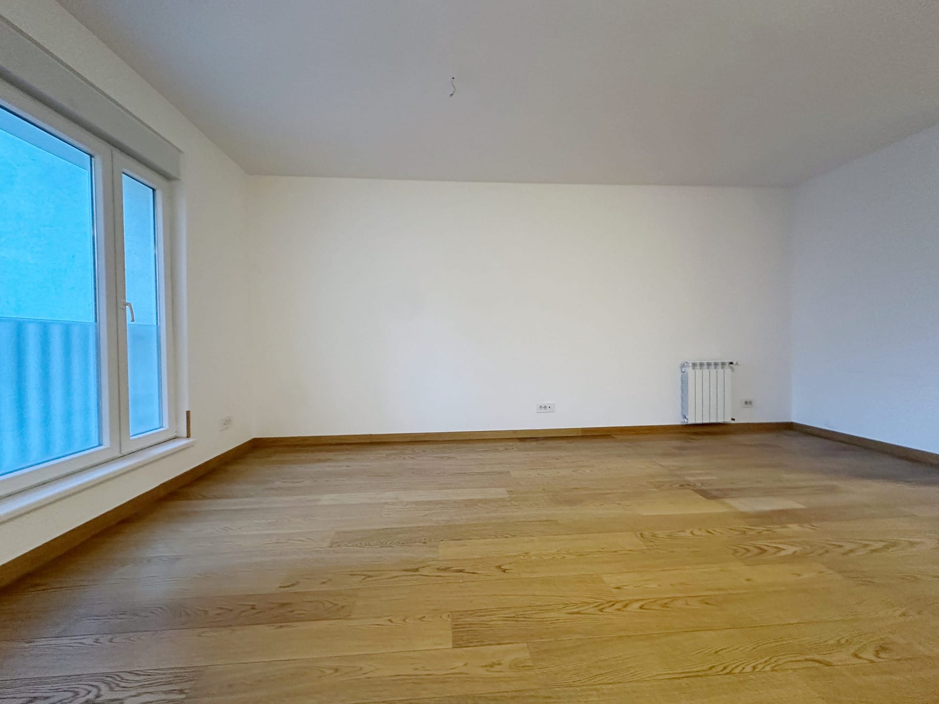 Prodaja-stanova-Zemunske-kapije-pogled-na-tv-zid-scaled