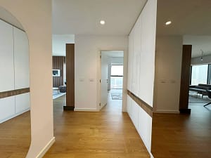 West 65 Kula Pogled na raspored prostorija iz hodnika