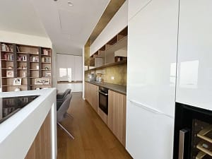 West 65 Kula Pogled na kuhinju sa trpezarijom