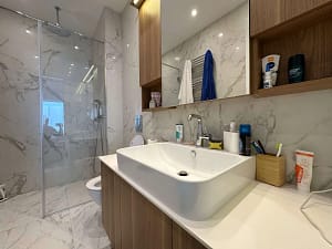 West 65 Kula Kupatilo - pogled na umivonik i tuš kabinu