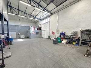 Prodaja hala pogled na kamionski ulaz iznutra scaled