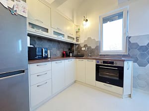 Prodaja stana Batajnica kuhinja scaled