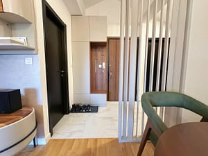 Prodaja stanova Batajnica Pogled iz trpezarije ka hodniku scaled