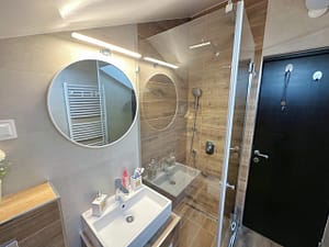 Prodaja stanova Batajnica kupatilo pogled na tus kabinu scaled