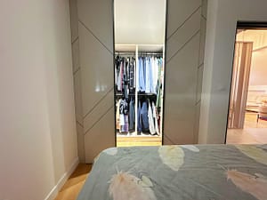 Prodaja stanova Batajnica spavaca soba otvoren garderober scaled