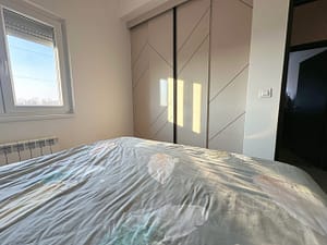 Prodaja stanova Batajnica spavaca soba pogled na garderober scaled