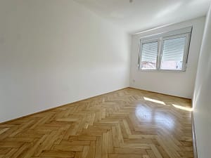 Prodaja stanova Brace Jerkovic Piva Karamatijevica spavaca soba iz hodnika scaled