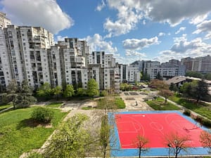 Prodaja stanova Novi Beograd Blok 61 pogled na park scaled