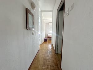 Prodaja stanova Novi Beograd Blok 64 Gandijeva hodnik ka spavacem bloku scaled