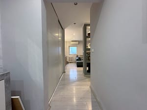 Prodaja stanova Novi Beograd Blok64 ulazni hol pogled ka dnevnom boravku scaled