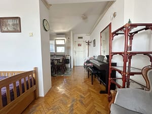 Prodaja stanova Vracar Kalenic pogled na ulazni hodnik iz dnevne sobe scaled