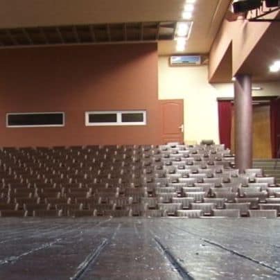Pogled sa scene na gledalište u pozorišnoj sali